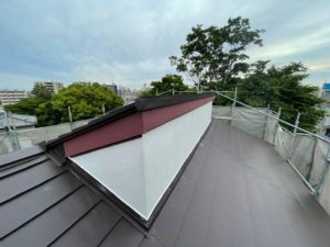 屋根重ね葺き工事　外壁塗装　一部雨戸レール木部交換