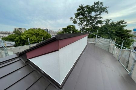 屋根重ね葺き工事　外壁塗装　一部雨戸レール木部交換